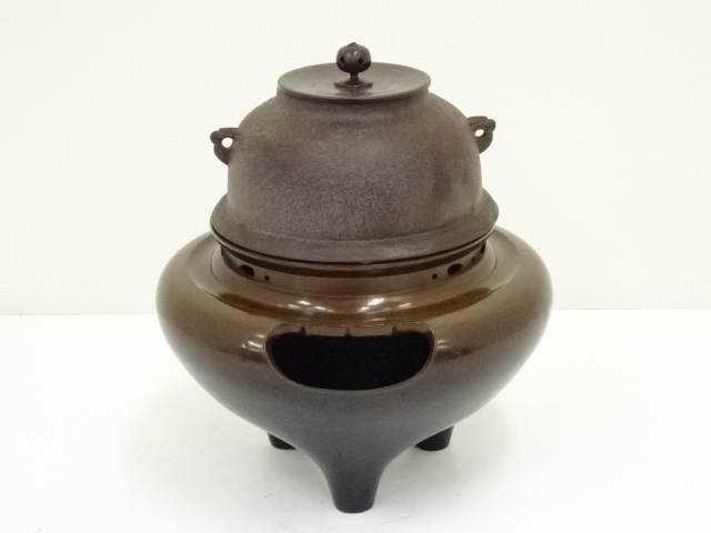  釜師　人間国宝　高橋敬典・風炉師　藤井宗喜造　唐銅切合朝鮮風炉・真形釜添（釜鐶付）（共箱）